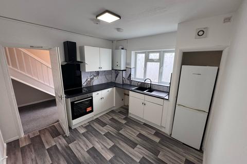 3 bedroom maisonette to rent, Waverley Road London, SL1