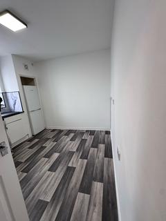 3 bedroom maisonette to rent, Waverley Road London, SL1