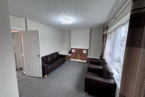 3 bedroom maisonette to rent, Waverley Road London, SL1