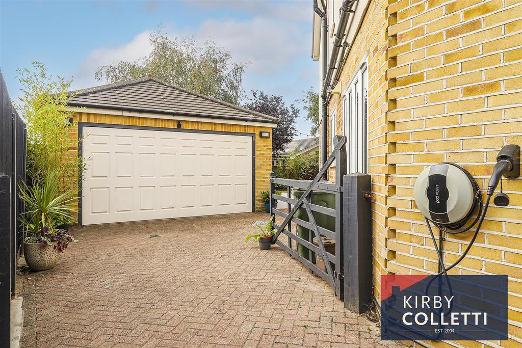 Detached garage