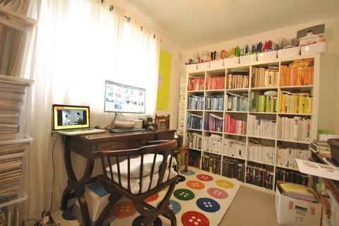 2 bedroom flat to rent, Amblecote Road London SE12