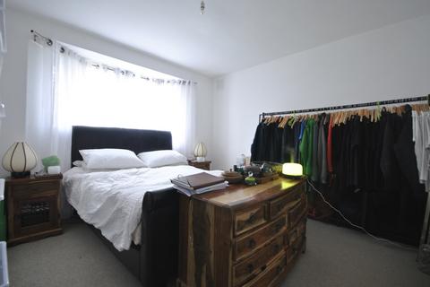 2 bedroom flat to rent, Amblecote Road London SE12