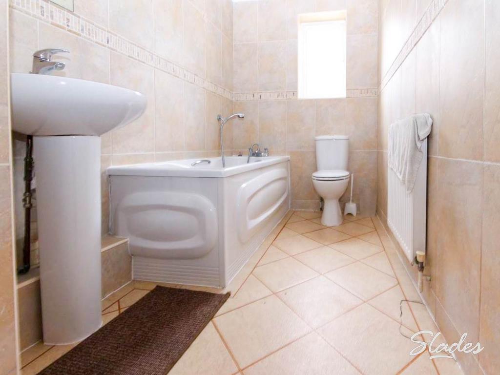 4 Woodside bathroom