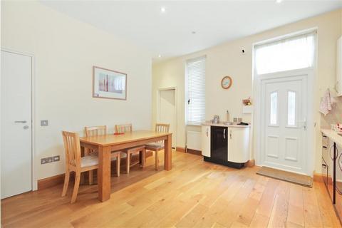 2a Beechmore Road, London, SW11 4ET