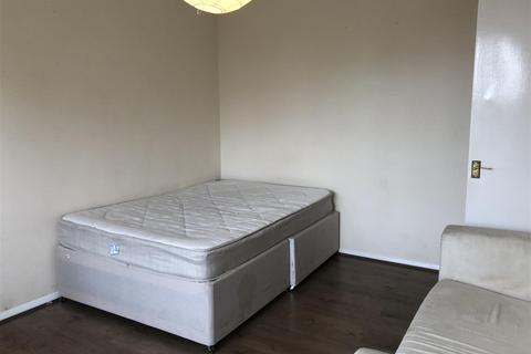 2 bedroom apartment to rent, Neeld Crescent, Hendon