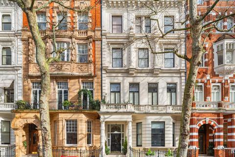 Queen's Gate, London, SW7