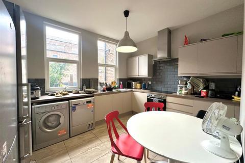 1 bedroom in a house share to rent, Clarendon Road, Manchester M16