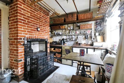 1 bedroom cottage for sale, Clacton Road, Clacton-On-Sea