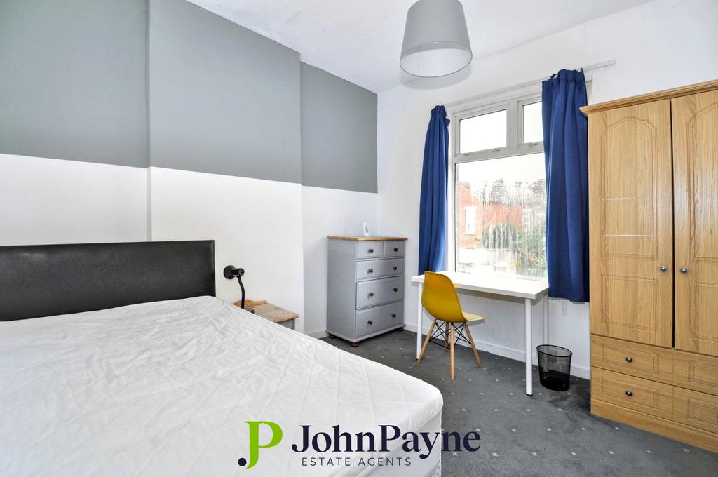Bedroom Two (Middle)