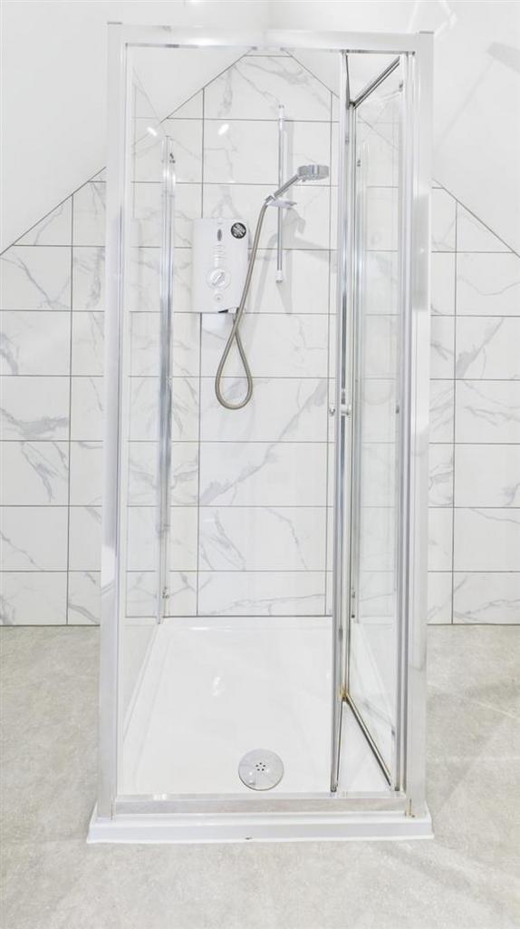 Bathroom 3 - 2.jpg