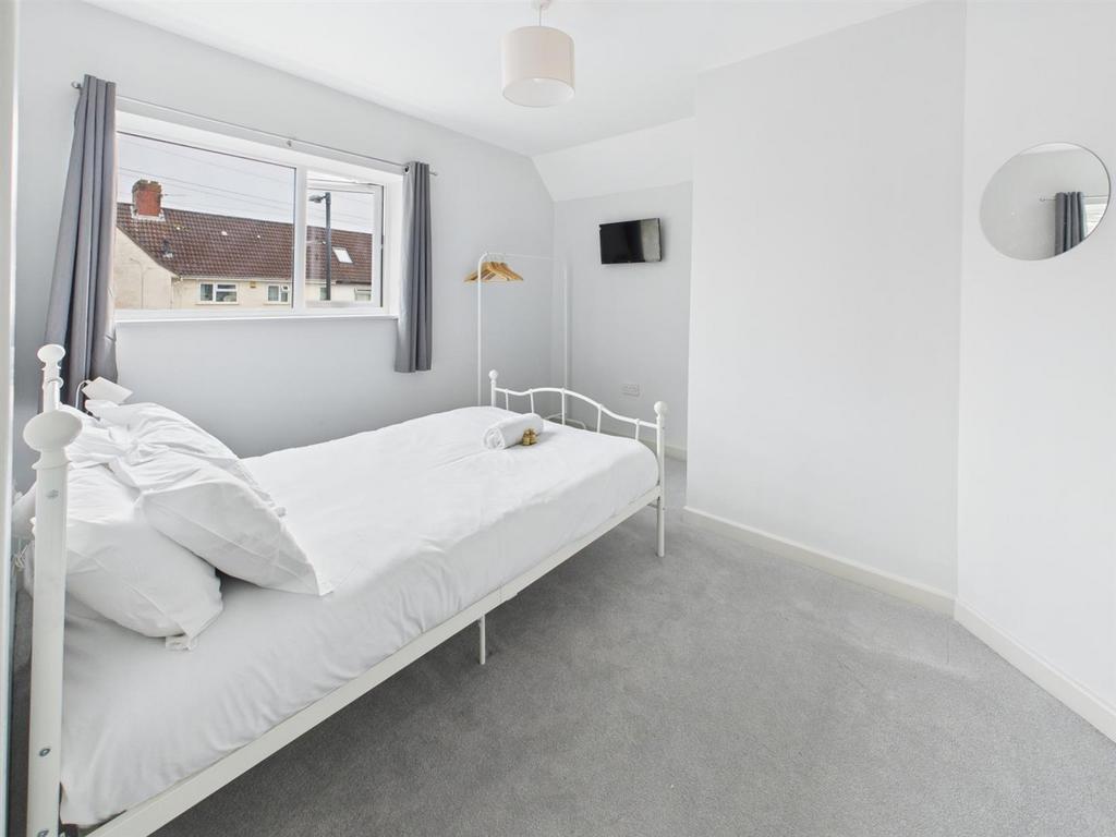 Bedroom 4.jpg