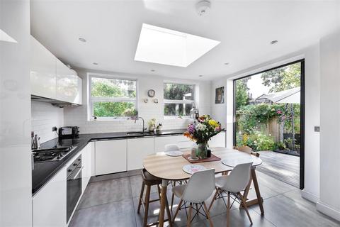 3 bedroom flat for sale, Lydford Road, London, NW2
