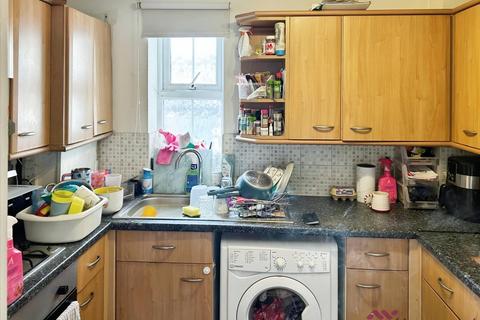 2 bedroom flat for sale, Clay Hill Road, Basildon SS16