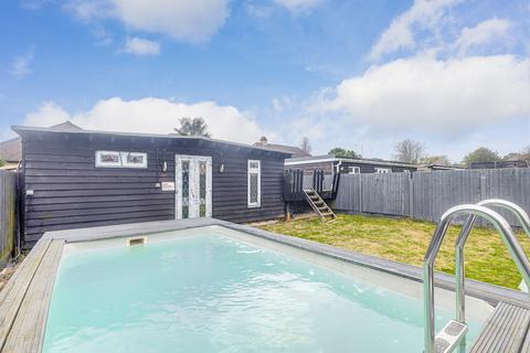 14 Denton Avenue, Westcliff-on-sea, SS0 0JX