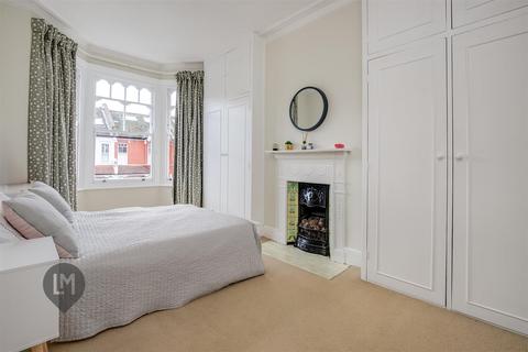 9 Mount Road, London, SW19 8ES