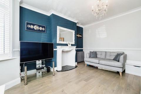 3 bedroom terraced house to rent, Shirley Gardens, Barking IG11
