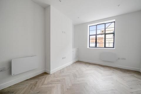 Studio to rent, Peascod Street,  Windsor,  SL4
