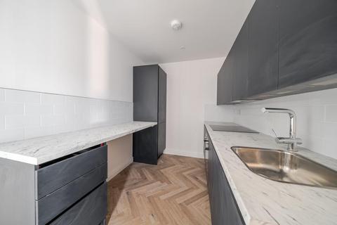 Studio to rent, Peascod Street,  Windsor,  SL4
