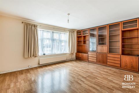 3 bedroom end of terrace house for sale, Cardinal Drive, Hainault