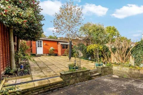 4 bedroom semi-detached house to rent, Great North Way, London NW4