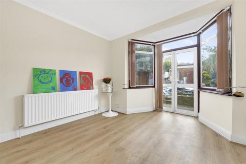 4 bedroom semi-detached house to rent, Great North Way, London NW4