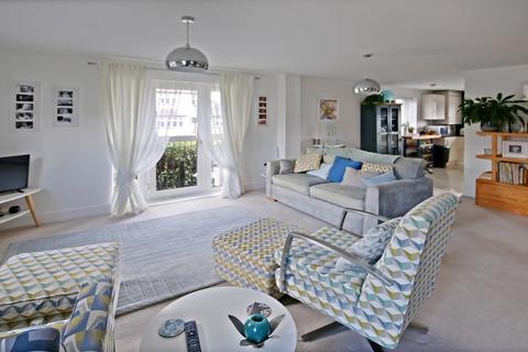 2 Sunnyside Close, East Grinstead, RH19 4QW