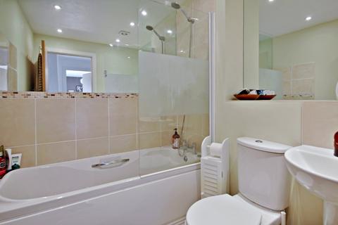 2 Sunnyside Close, East Grinstead, RH19 4QW