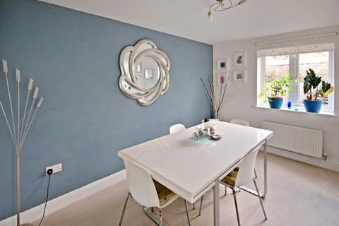 2 Sunnyside Close, East Grinstead, RH19 4QW