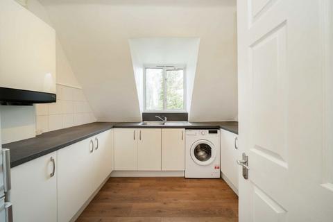 2 bedroom flat to rent, Green Avenue, London NW7