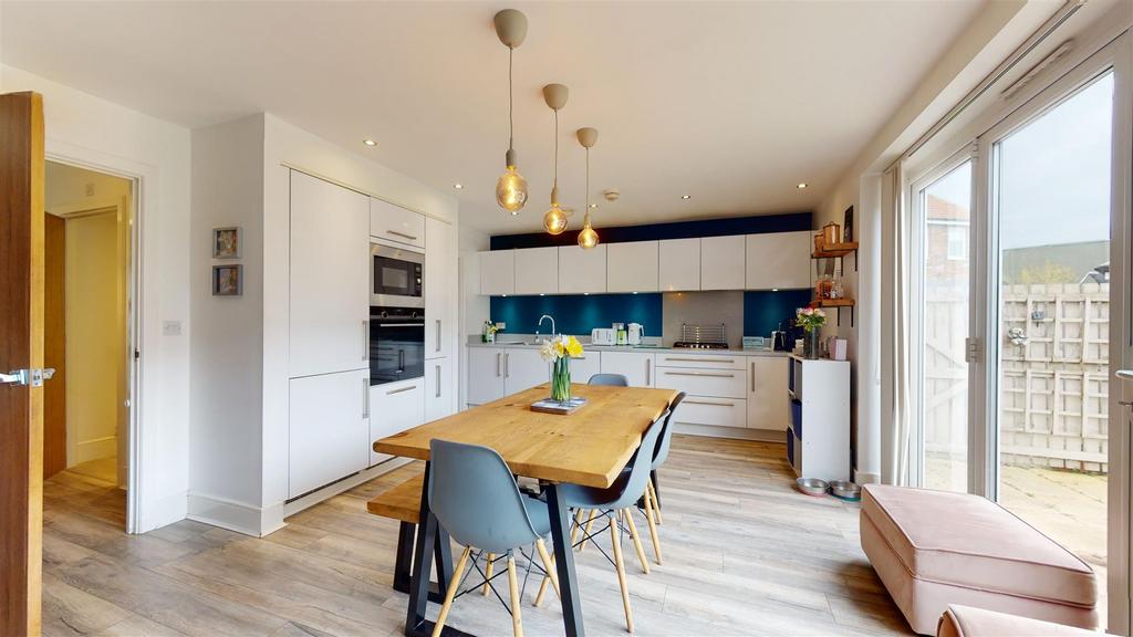 Kitchen / Dining Area