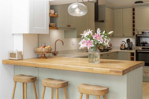 90 Stanley Road, Teddington, TW11 8TX