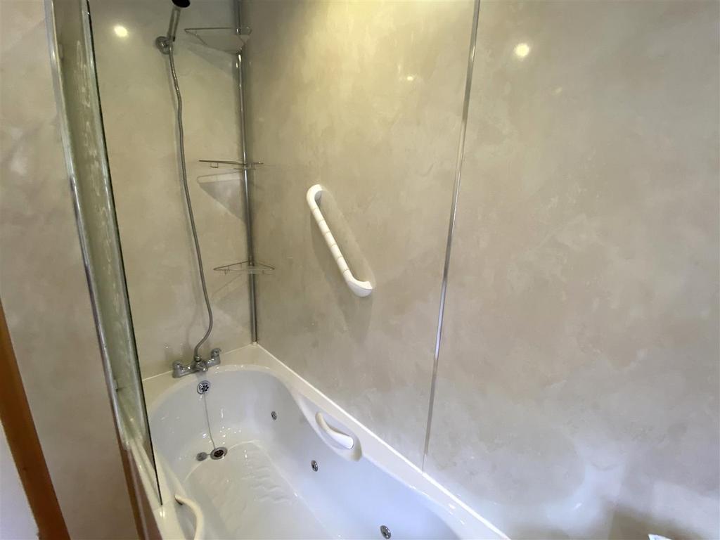 Bathroom 1.jpg