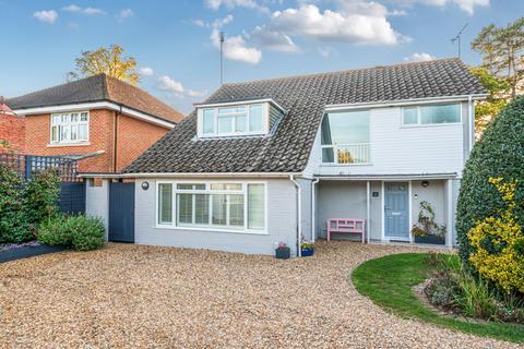 11 Greenway Close, West Byfleet, KT14 6QZ