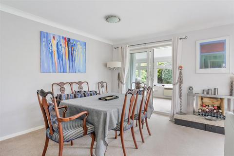 7 North Acre, Banstead, SM7 2EG
