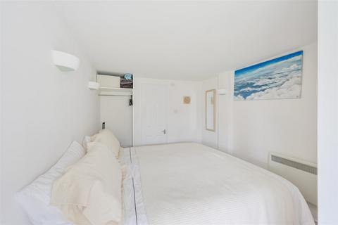 7 North Acre, Banstead, SM7 2EG