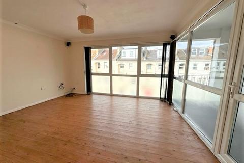 2 bedroom flat to rent, Kent Road, Southsea PO5