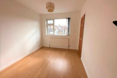 2 bedroom flat to rent, Kent Road, Southsea PO5