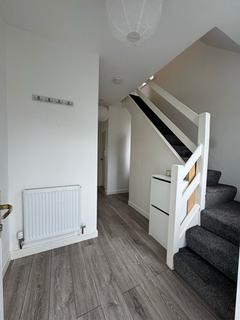 3 bedroom semi-detached house to rent, Pound Road, Oldbury, Birmingham, B68 8NF