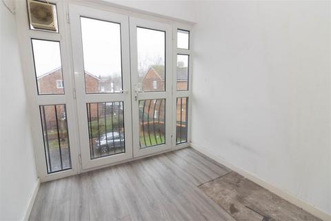 2 bedroom flat to rent, West Farm Avenue, Longbenton, Newcastle Upon Tyne