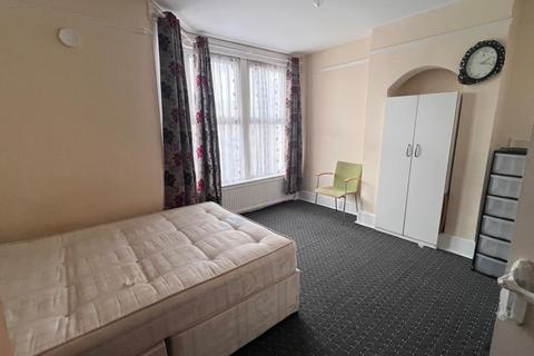 4 bedroom terraced house to rent, Charlemont Road, East Ham, London, E6