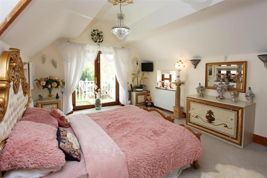 Main bedroom 1.JPG