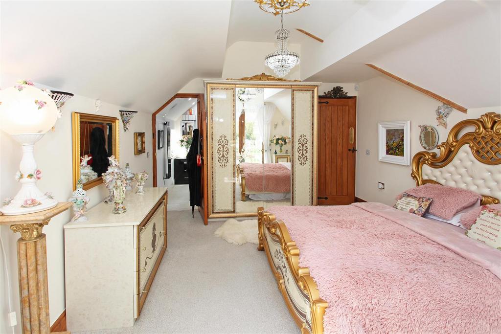 Main bedroom 2.JPG