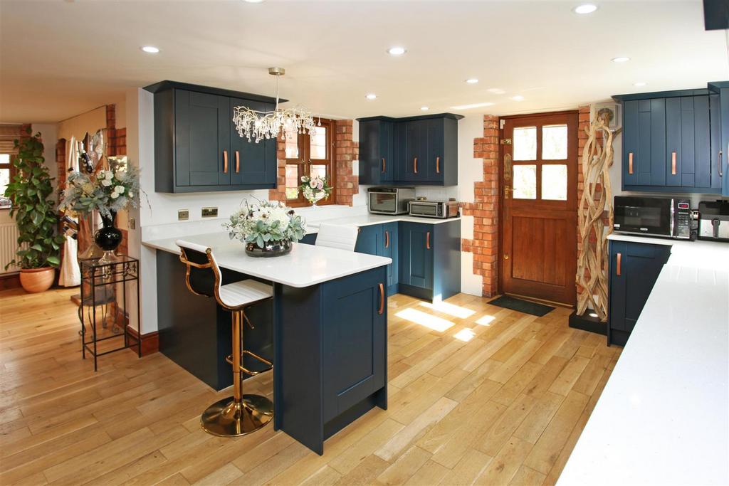 Kitchen 2.JPG