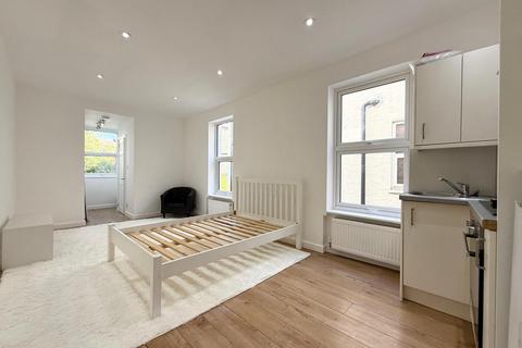 Studio to rent, Vaughan Road, Camberwell, SE5