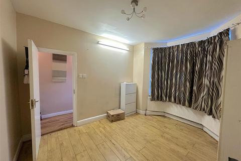 4 bedroom end of terrace house to rent, New Heston Road, Hounslow TW5