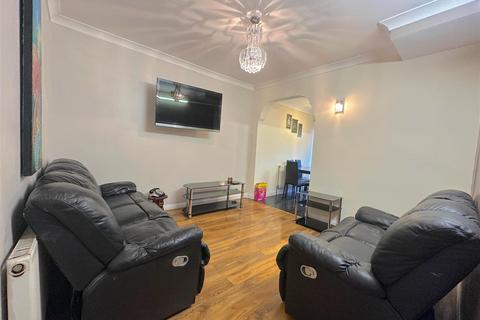 4 bedroom end of terrace house to rent, New Heston Road, Hounslow TW5