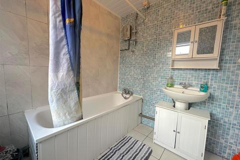 4 bedroom end of terrace house to rent, New Heston Road, Hounslow TW5