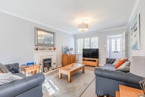 9 Cheniston Close, West Byfleet, KT14 6DQ