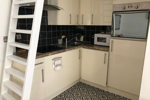 Studio to rent, Westbourne Terrace, London