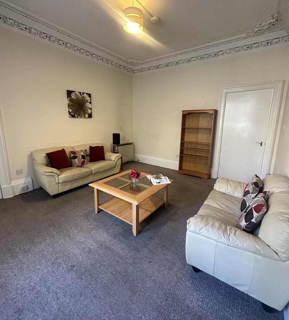 Living room (b)